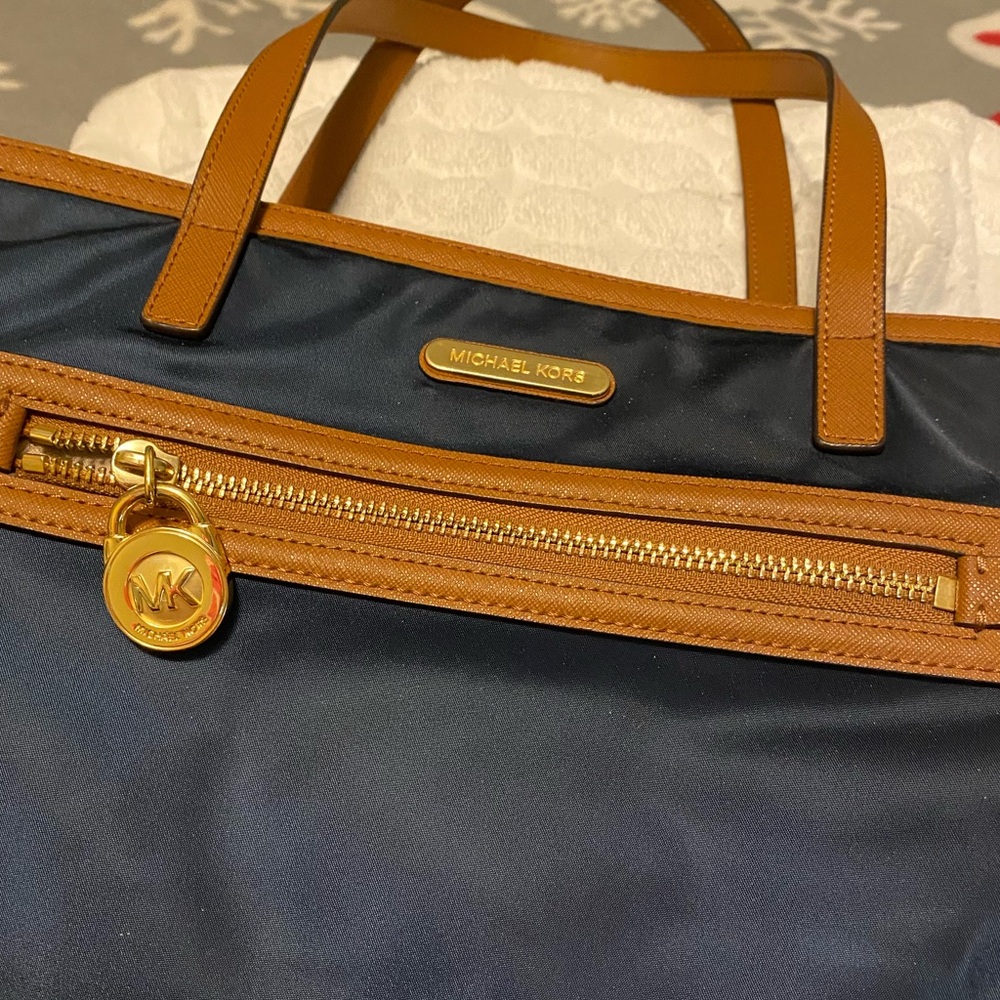 Authentic Michael Kors Kempton Medium-size handbag in Excellent condition!!🤩